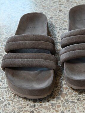 Varley Giles quilted faux suede yoga slide grey size 9